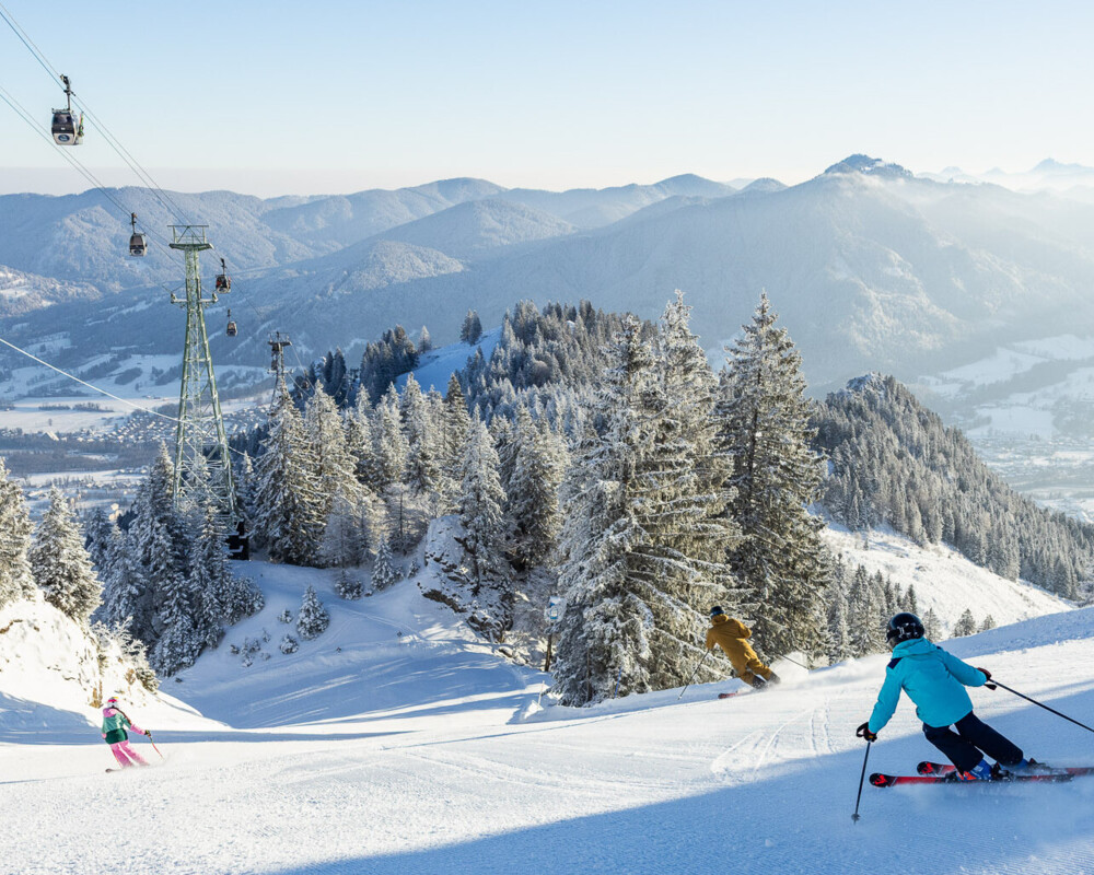 Tourismus Lenggries, Foto: A. Greiter, Skifahren am Brauneck Skifahren am Brauneck: Talabfahrt mit Blick auf verschneite Gipfel.