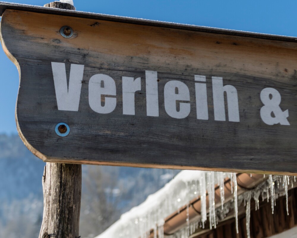 Holzschild Skiverleih im Winter