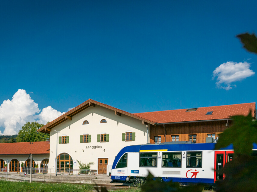 Zug der Bayerischen Regiobahn fährt am Bahnhof in Lenggries ab. 