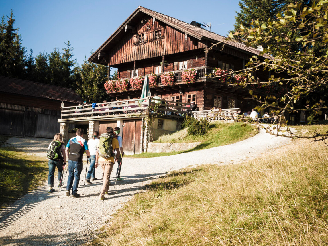 Wanderer auf dem Weg zur Denkalm