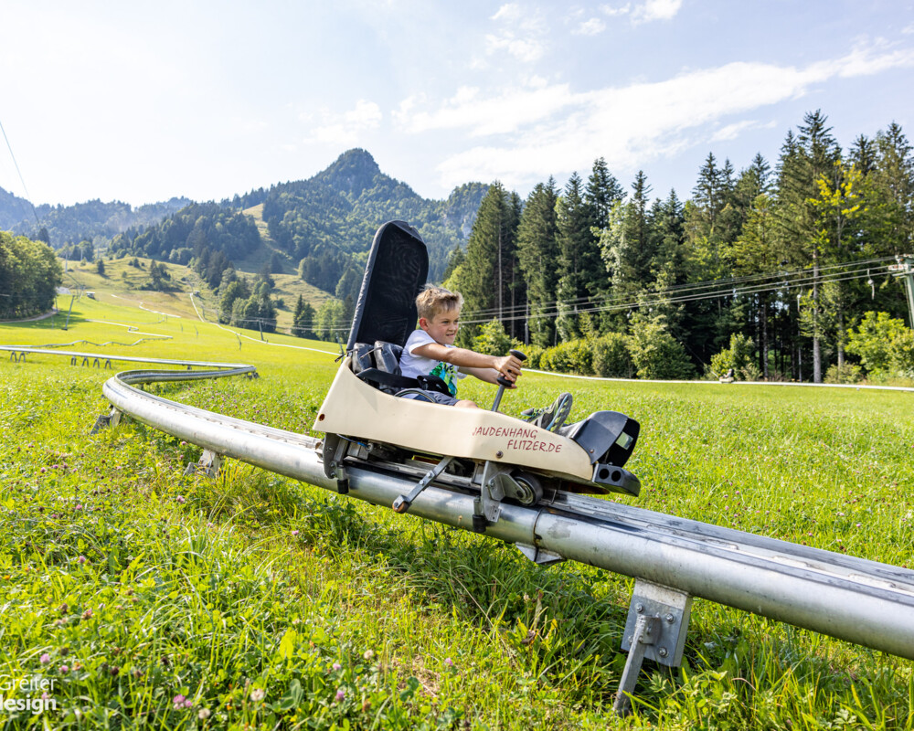 Ein Junge auf der Sommerrodelbahn in Lenggries