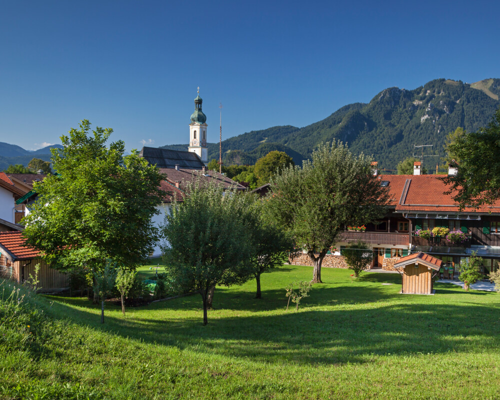 Ortskern mit Bauerngarten, Kirche und Brauneck