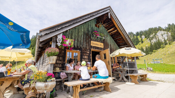 Familie beim Essen auf der Strasser Alm am Brauneck