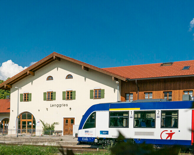 Zug der Bayerischen Regiobahn fährt am Bahnhof in Lenggries ab. 