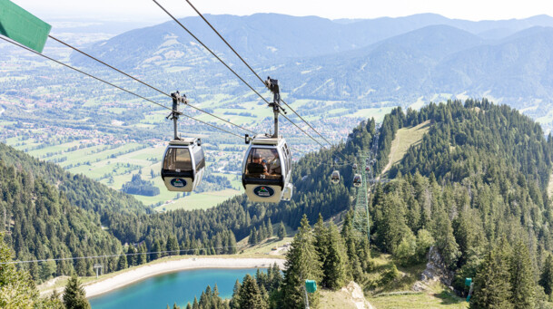 Kabinen der Brauneck Bergbahn mit Blick ins Tal