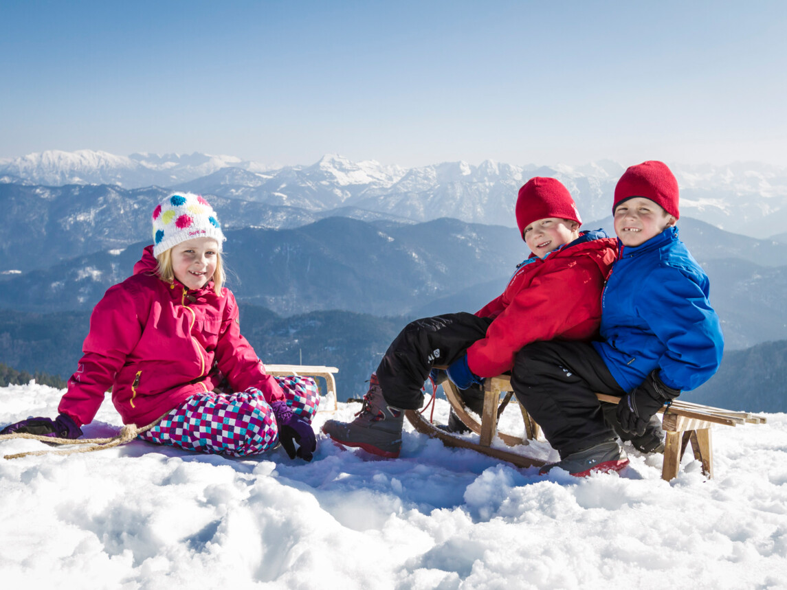 Kinder beim Schlittenfahren auf dem Brauneck