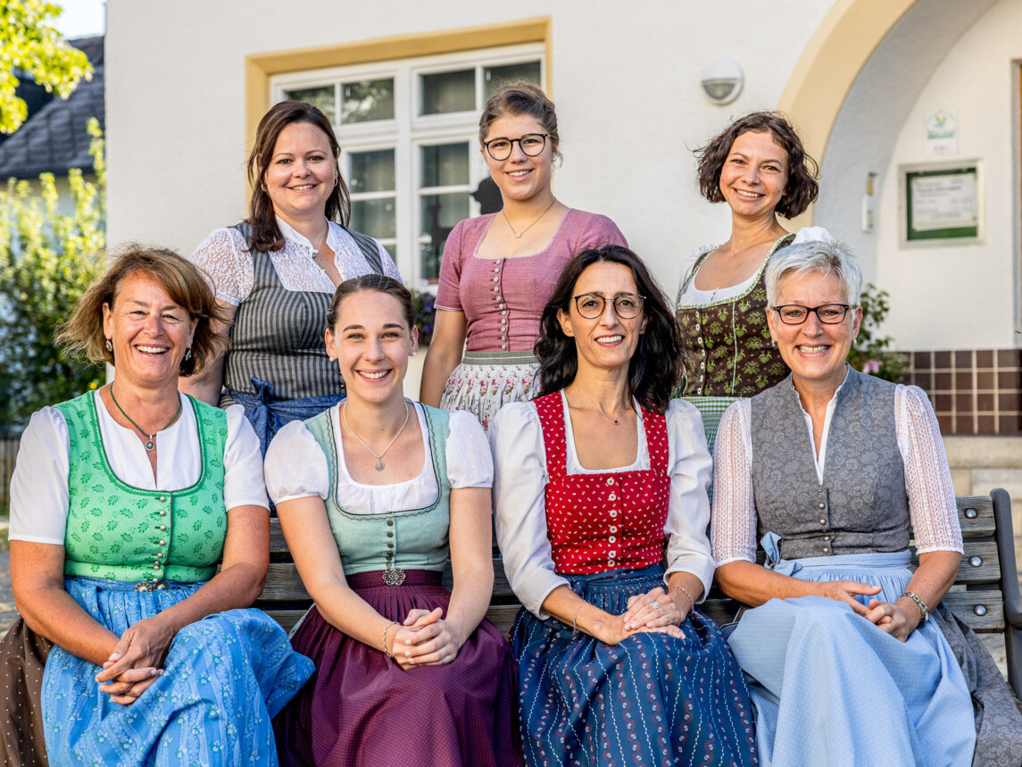 Teamfoto mit allen Mitarbeiterinnen der Tourist Info