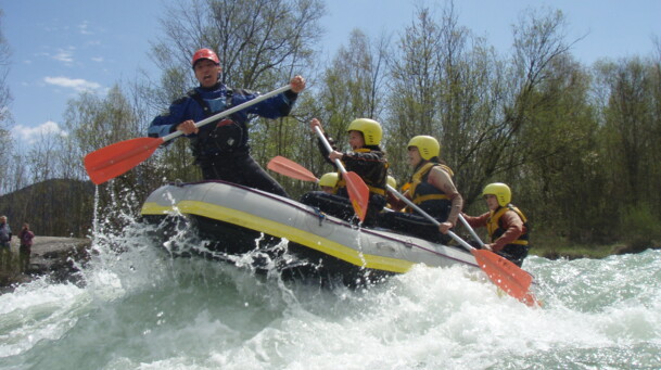 Raftinggruppe im Schlauchboot auf der Isar