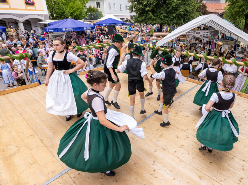 Trachtenverein Hirschbachtaler beim Lenggrieser Flößerfest