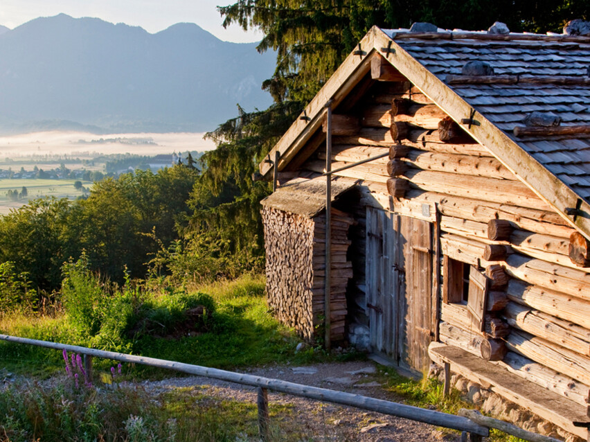 Eine Holzhütte bei Sonnenuntergang