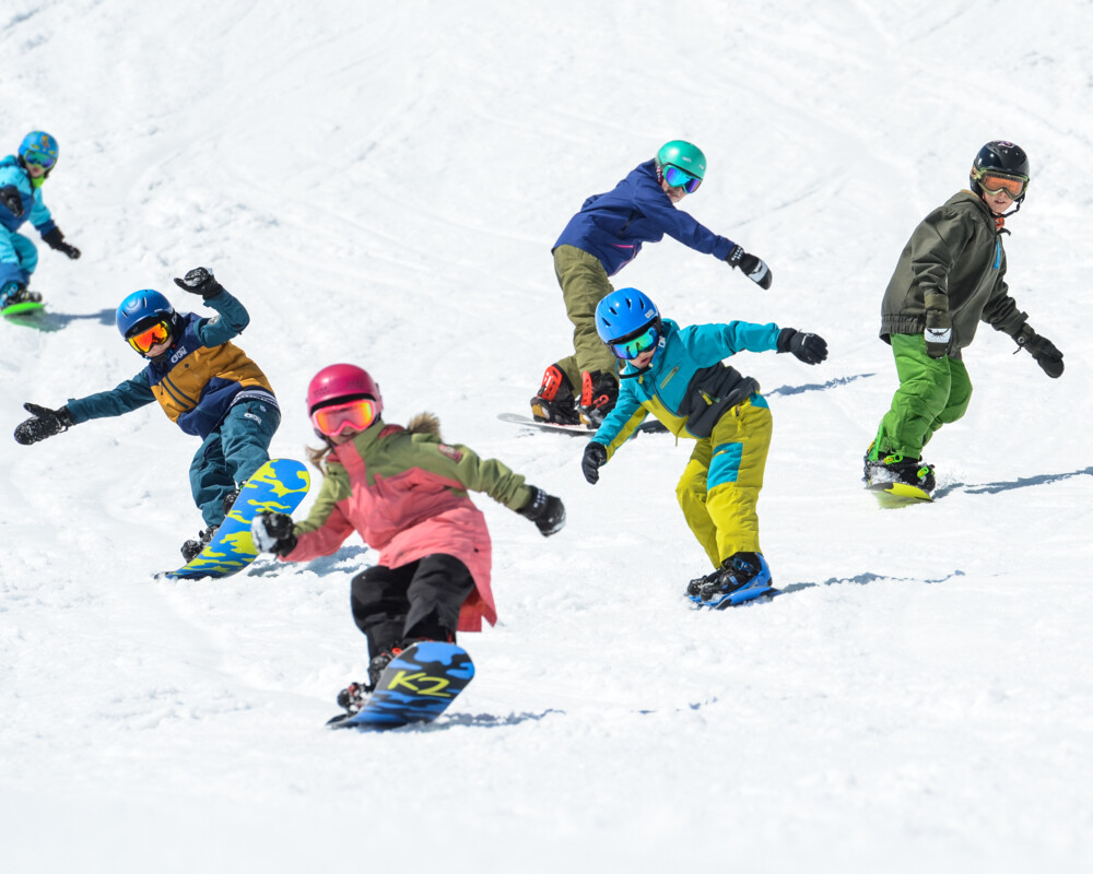 Kinder beim Snowboarden in der Gruppe