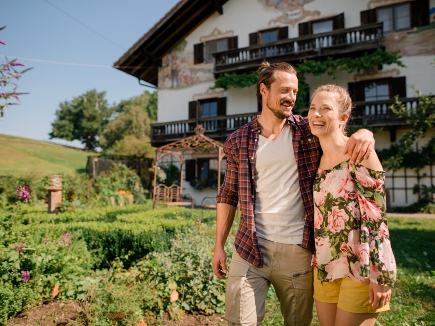 Ein Paar im Bauerngarten