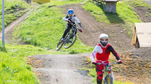 Zwei Downhill Radfahrer im Bikepark