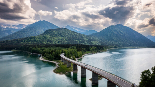 Tölzer Land Tourismus, Foto: Dietmar Dengler, Faller Klamm Brücke am Sylvensteinsee die Faller Klamm Brücke am Sylvensteinsee im Frühling