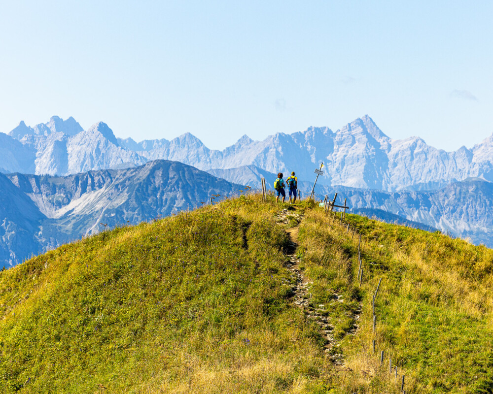 Wanderer am Lenggrieser Berg Seekar mit Blick auf Bergpanorama