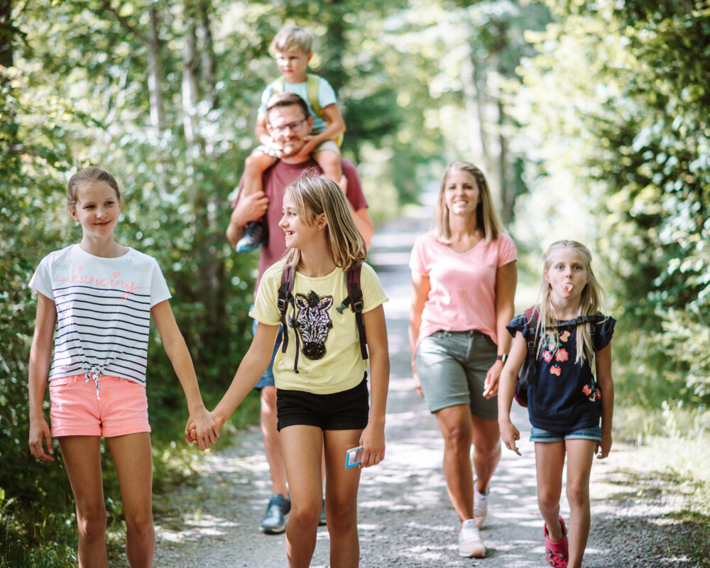 Familienspaziergang auf dem Isarweg