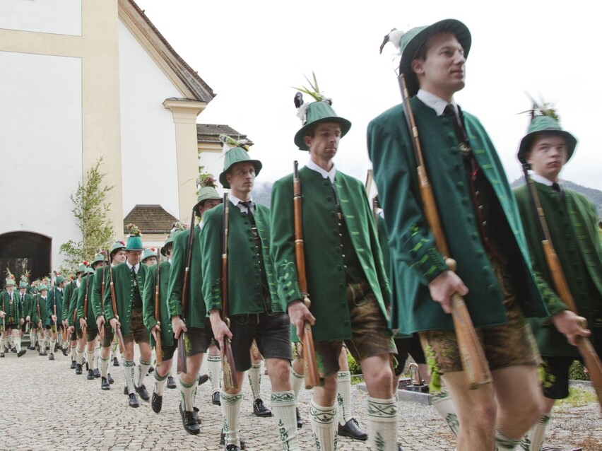 Männer der Antlaßschützenkompanie in Tracht vor der Kirche