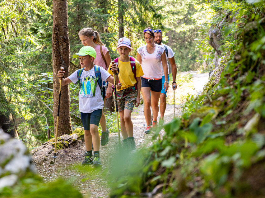 Eine Familie wandert am Brauneck