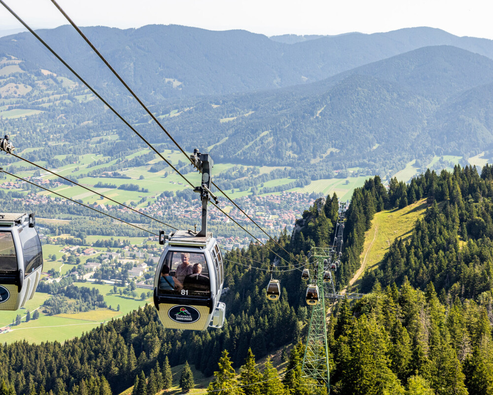 Blick auf Lenggries und die Kabinenbahn Brauneck Bergbahn