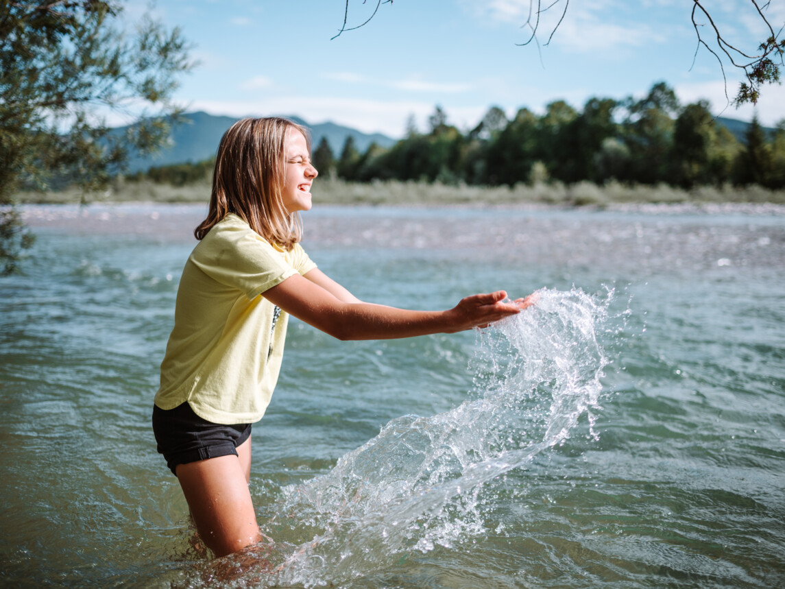 Mädchen in der Isar 