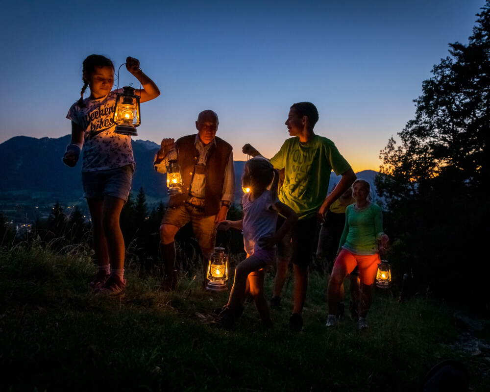 Familie bei einer Laternenwanderung zur Denkalm