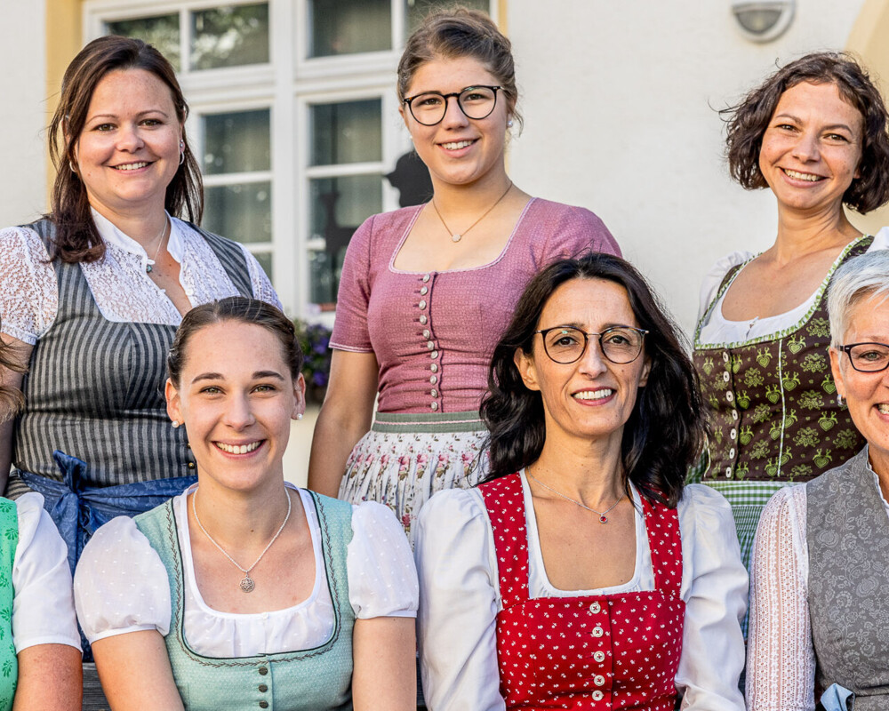 Teamfoto mit allen Mitarbeiterinnen der Tourist Info