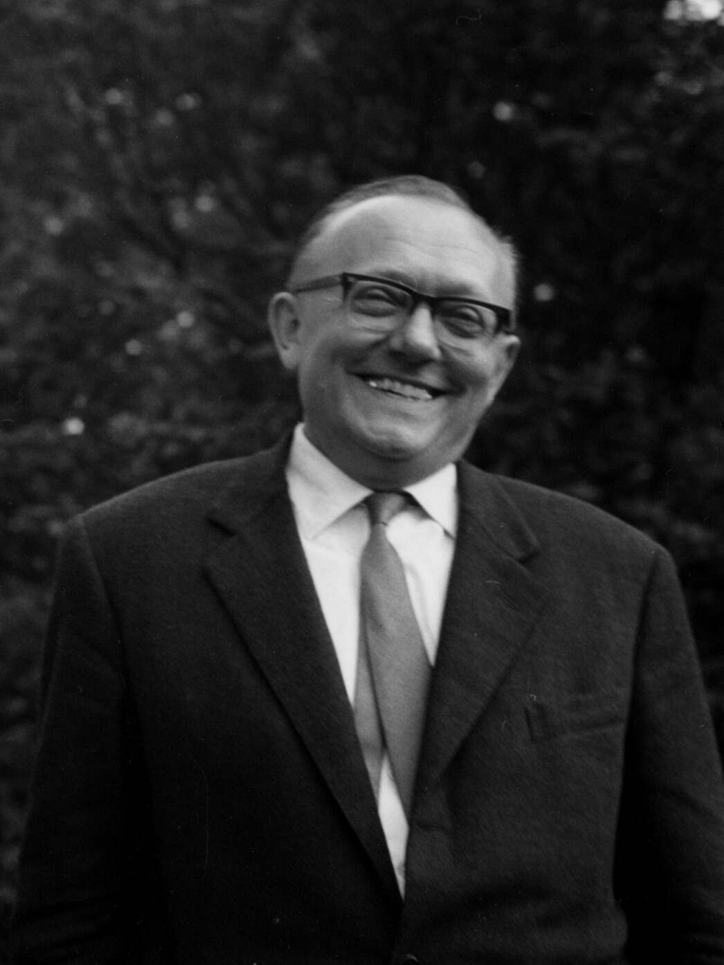 Ein Schwarz-Weiß Bild mit einer Frau und einem Mann