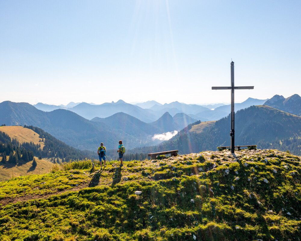 Zwei Wanderer am Gipfel des Seekarkreuz beim Sonnenaufgang