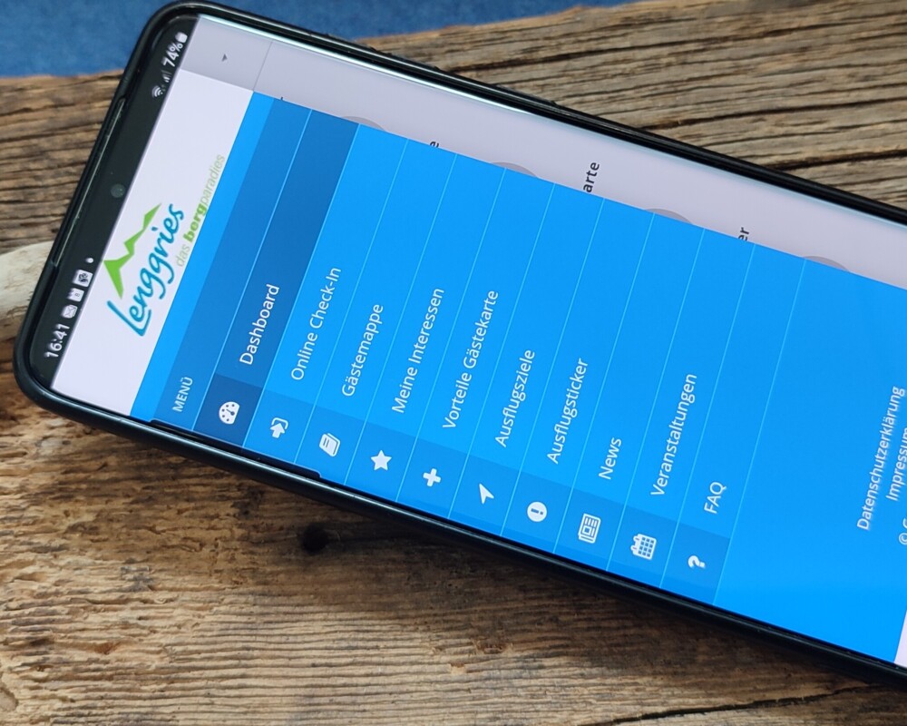 Smartphone mit Lenggries App auf Bildschirm