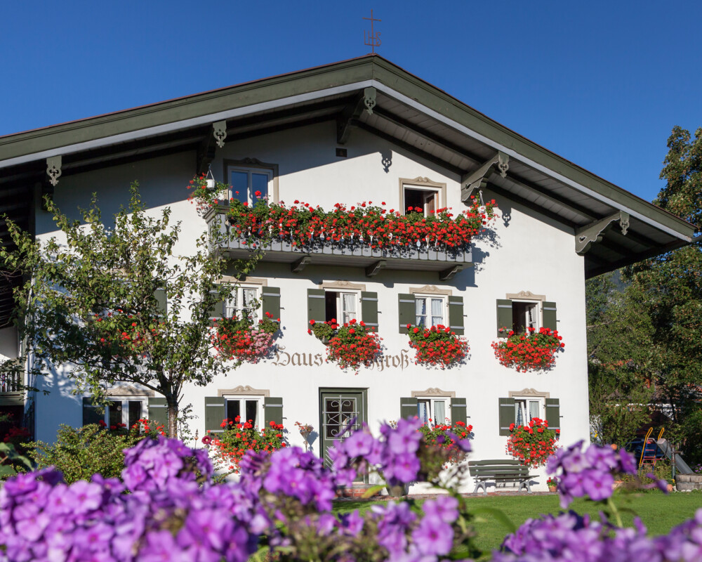 Außenansicht Gästehaus Holzgroß in Wegscheid mit Blumen im Vordergrund