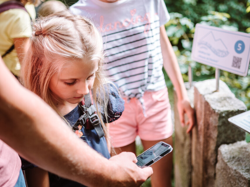 Familie unterwegs am Natur Erlebnispfad Isar an QR-Code Station 5