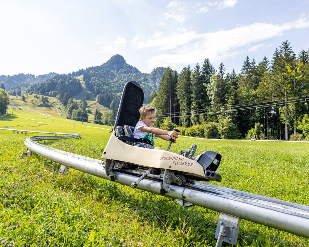 Ein Junge auf der Sommerrodelbahn in Lenggries