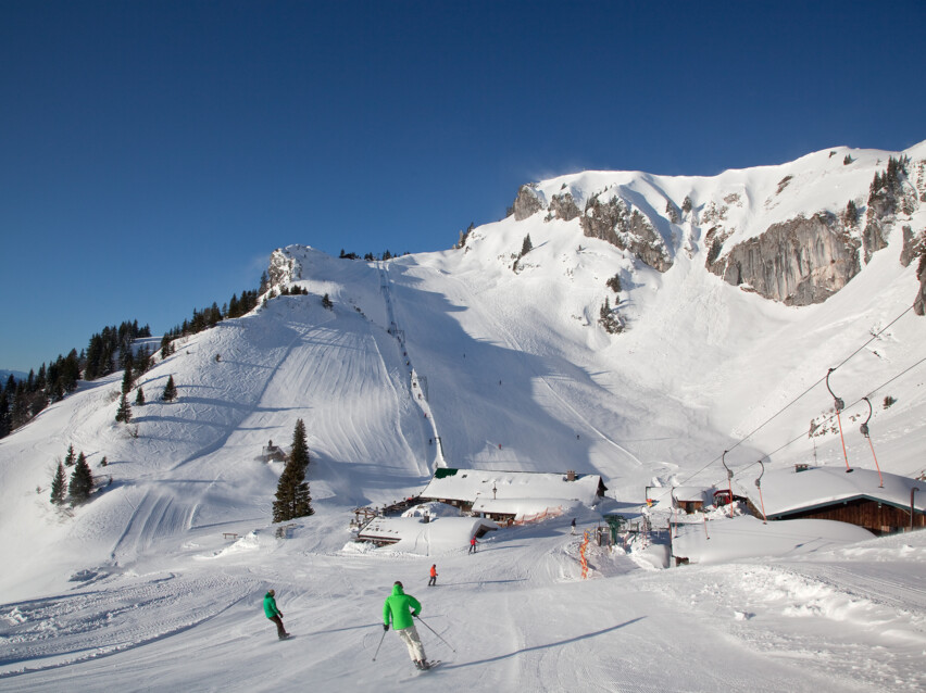 Skifahren am Schneebarhang