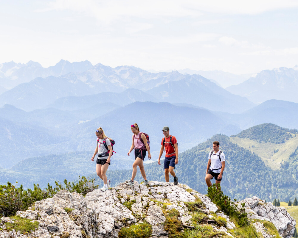 Tourismus Lenggries, Foto: A. Greiter, Junge Wandergruppe unterwegs auf dem Großen Höhenweg am Brauneck Junge Wandergruppe unterwegs auf dem Großen Höhenweg am Brauneck mit herrlichem Blick auf die umliegende Bergwelt.