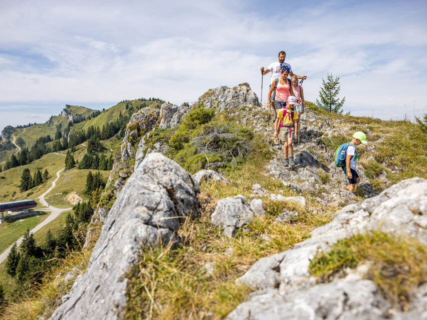 Familie beim Wandern auf dem Brauneck Panorama Höhenweg