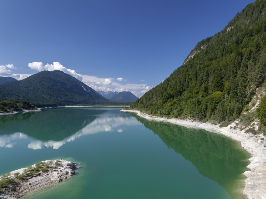 Am Ufer des Sylvensteinsees im Sommer