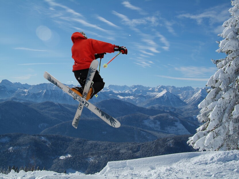 Ein Skifahrer springt in die Luft