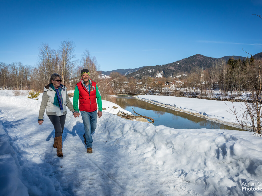 Pärchen bei einer Winterwanderung
