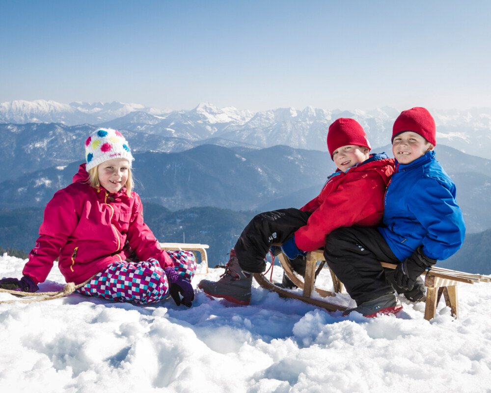 Kinder beim Schlittenfahren auf dem Brauneck
