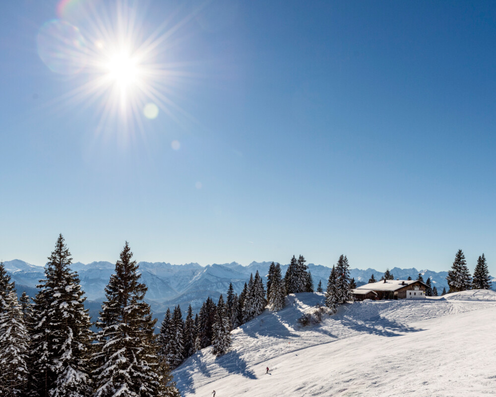 Ein Panorama Bild mit Sonne im Winter auf dem Brauneck